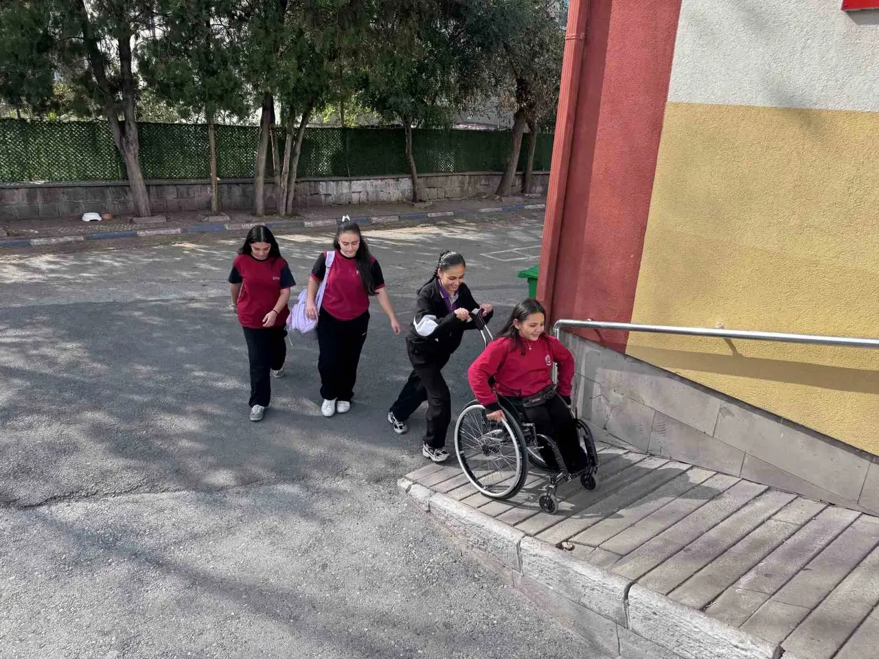 Ecrin engelini arkadaşlarıyla aşıyor