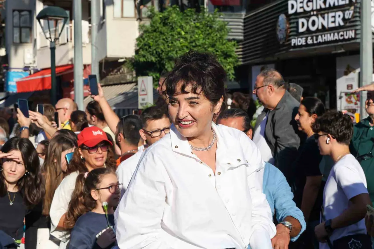 Antalya’da ünlü sanatçılara sevgi seli