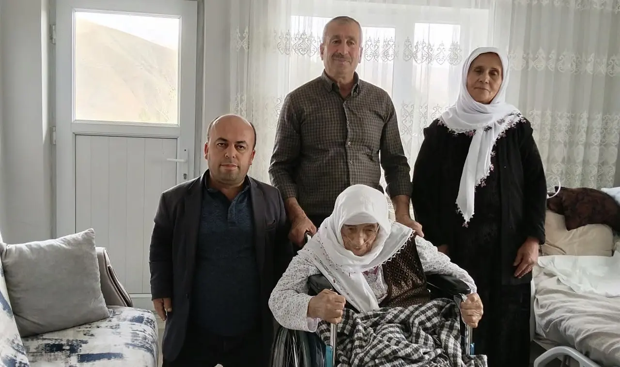 Yüksekova’da yüzleri güldüren yardım: Hatun Teyze tekerlekli sandalyesine kavuştu