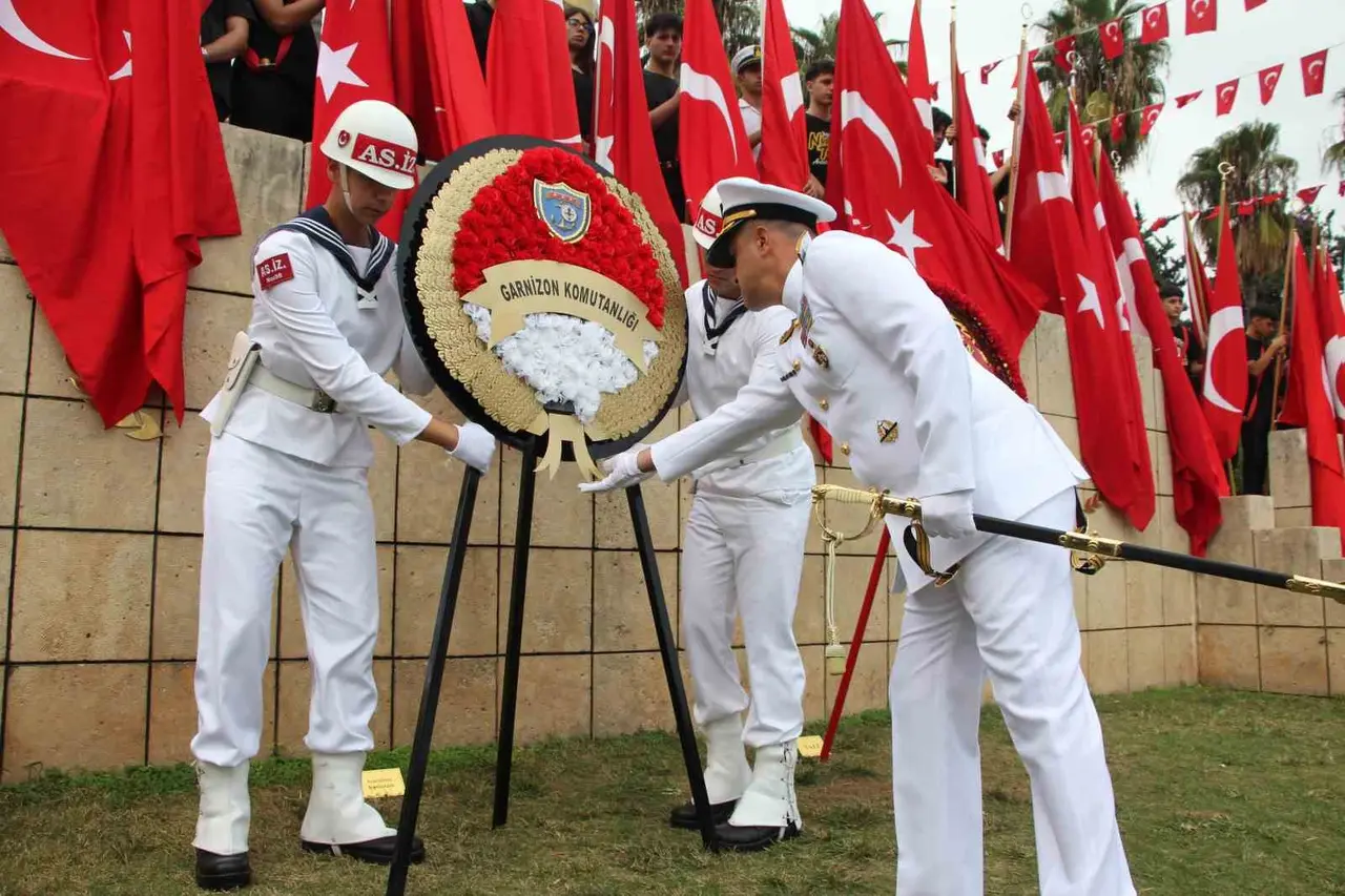 Mersin’de Cumhuriyet’in 103. yılında Atatürk Anıtı’na çelenk sunuldu