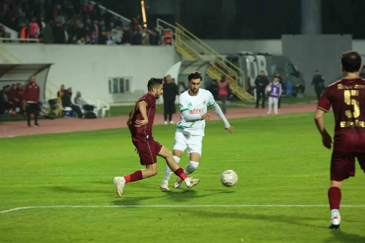 TFF 2. Lig: Isparta 32 Spor: 3 - Elazığspor: 4