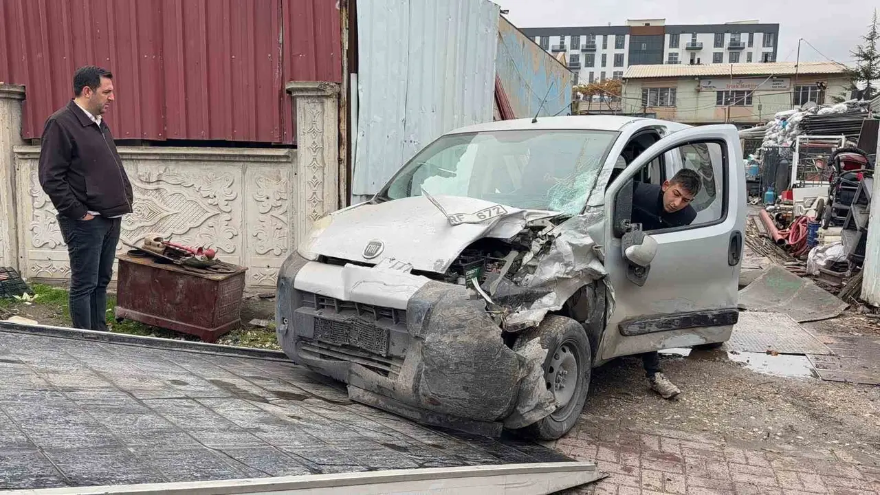 Vinç hurdalık önünde çarptığı aracı hurdaya çıkardı