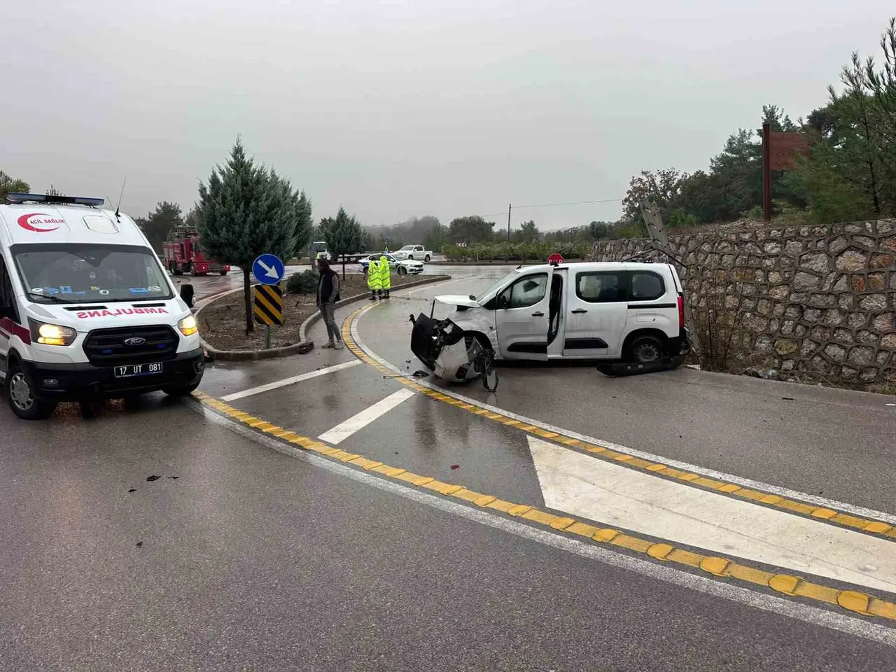 Çanakkale’de hafif ticari araç takla attı, sürücü yaralandı