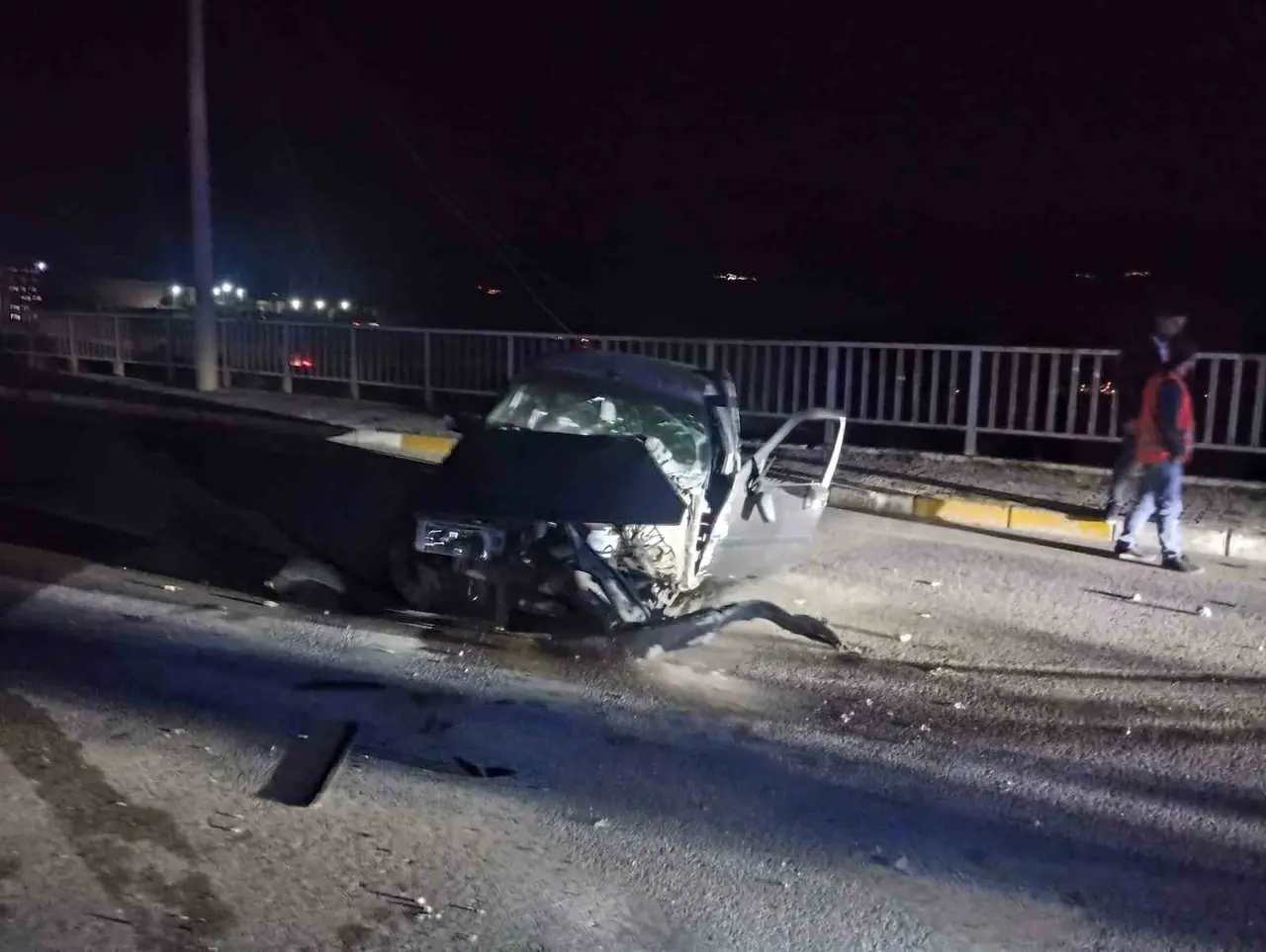 Sivas’ta aydınlatma direğine çarpan otomobilin sürücüsü yaralandı