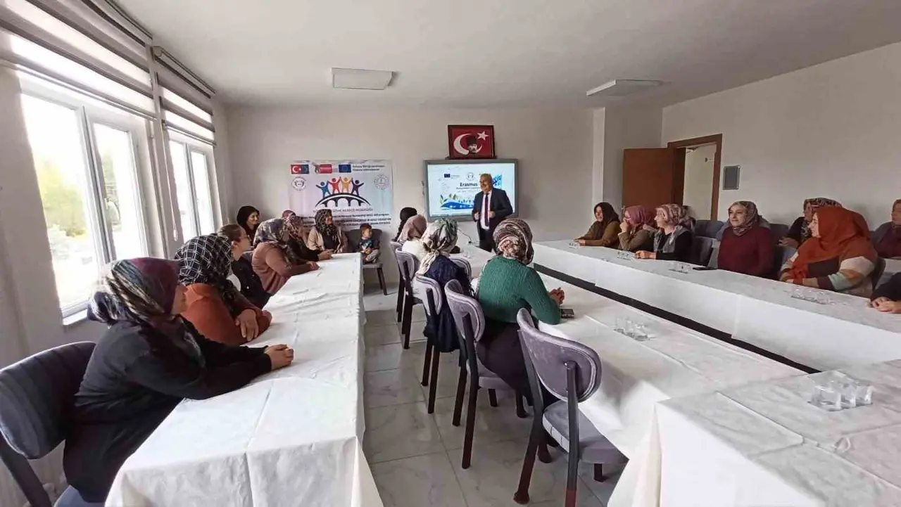 Niğde Halk Eğitimi Merkezi, Erasmus+ deneyimlerini Çiftlik’te paylaştı