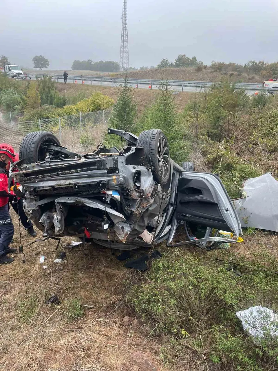 Balıkesir’de otomobil bariyerleri aşarak şarampole uçtu: 1 yaralı