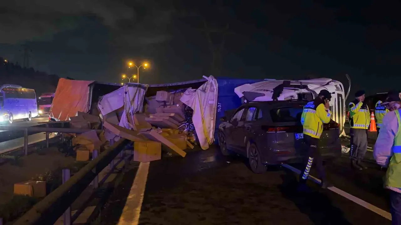 TEM’de feci ölüm: Kullandığı tırın altında kalan sürücü hayatını kaybetti, 2 yaralı