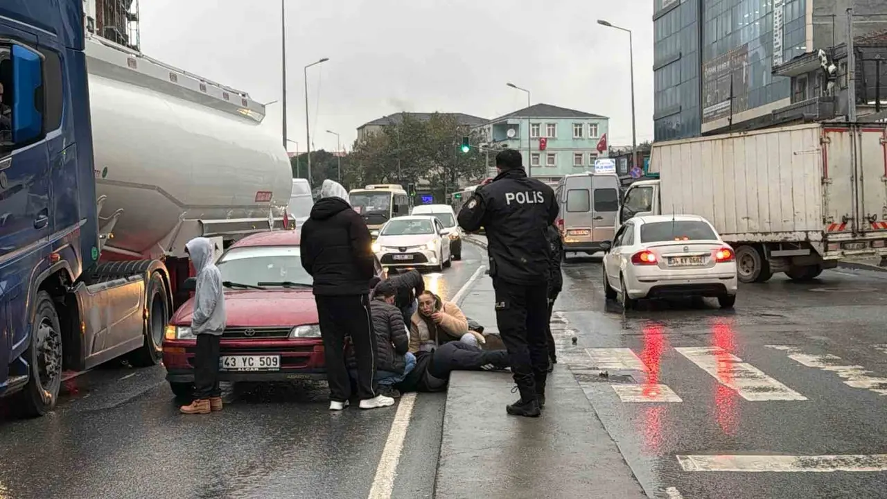 Sultangazi’de yaya geçidinde otomobilin çarptığı kadın yaralandı