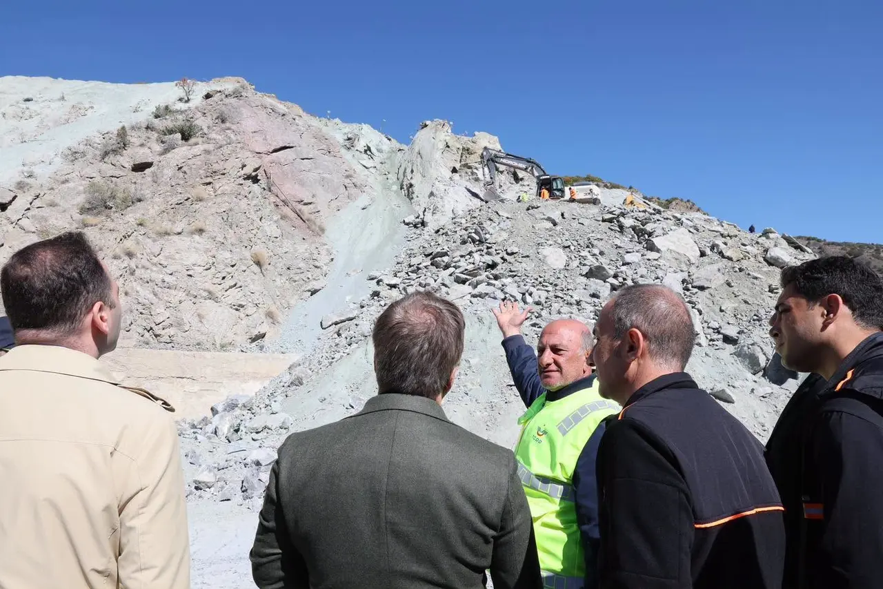 Erzincan’da heyelan nedeniyle demir yolu ve kara yolunda yürütülen çalışmalar incelendi
