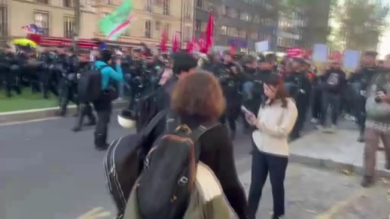 Fransa’da protestoların üçüncü dalgası başladı: Paris’te yoğun polis varlığıyla yürüyüş