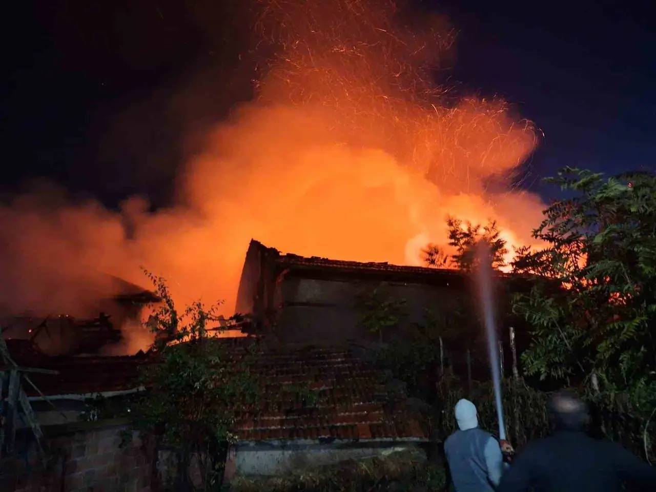 Burdur’da çıkan yangın geceyi aydınlattı