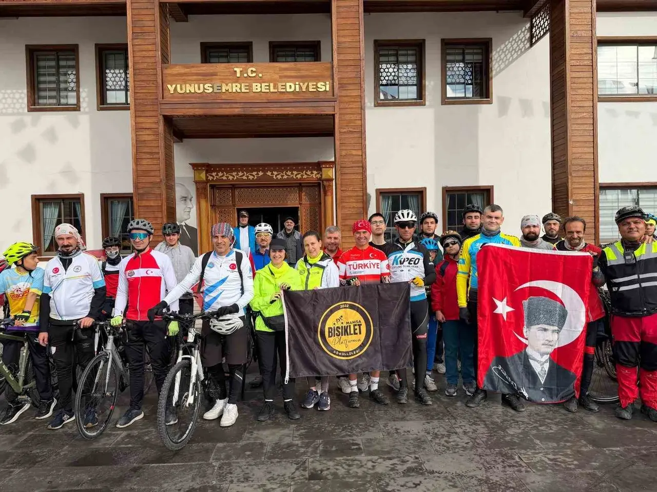 Cumhuriyet için 103 kilometre pedal çevirdiler