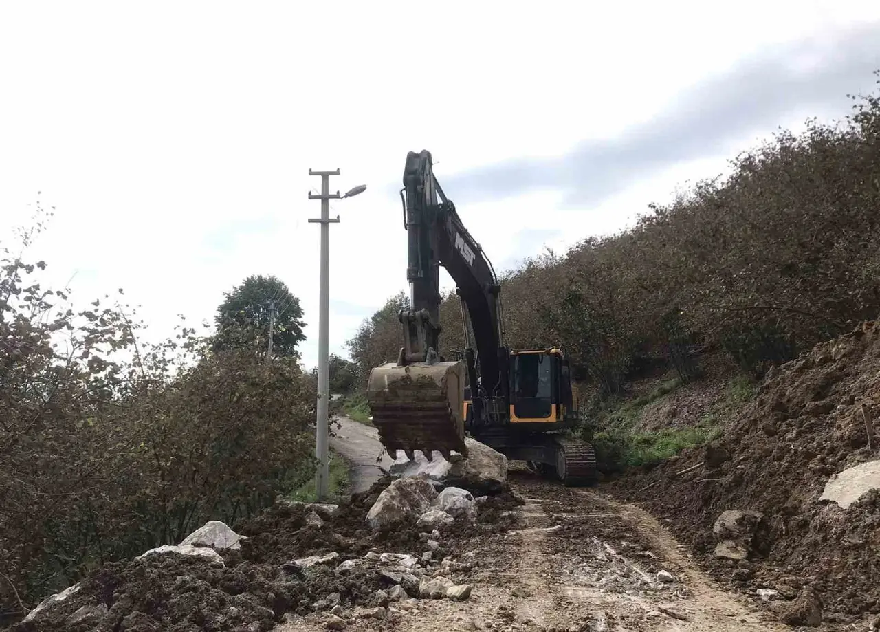 Düzce’de kayan köy yoluna müdahale edildi