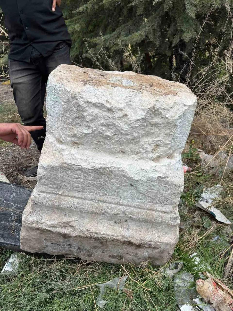 Konya’da tarihi heykel kaidesini çalan 3 şüpheli hakkında adli işlem başlatıldı