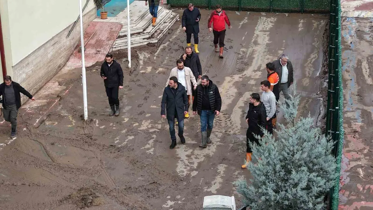 Başiskele’de selin yaraları 337 personel ve 142 araçla sarılıyor