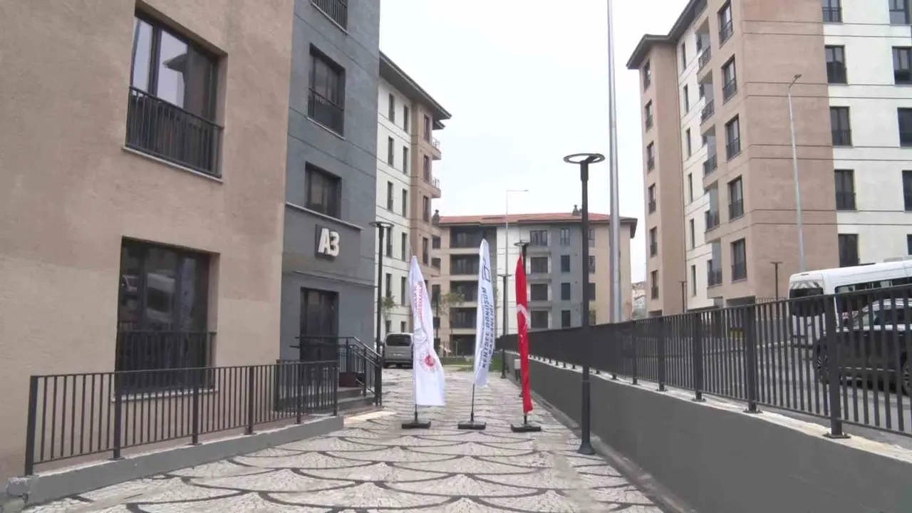 Maltepe’de çöken Kardeşler Apartmanı’nın hak sahiplerine yeni konutları teslim edilmeye başlandı
