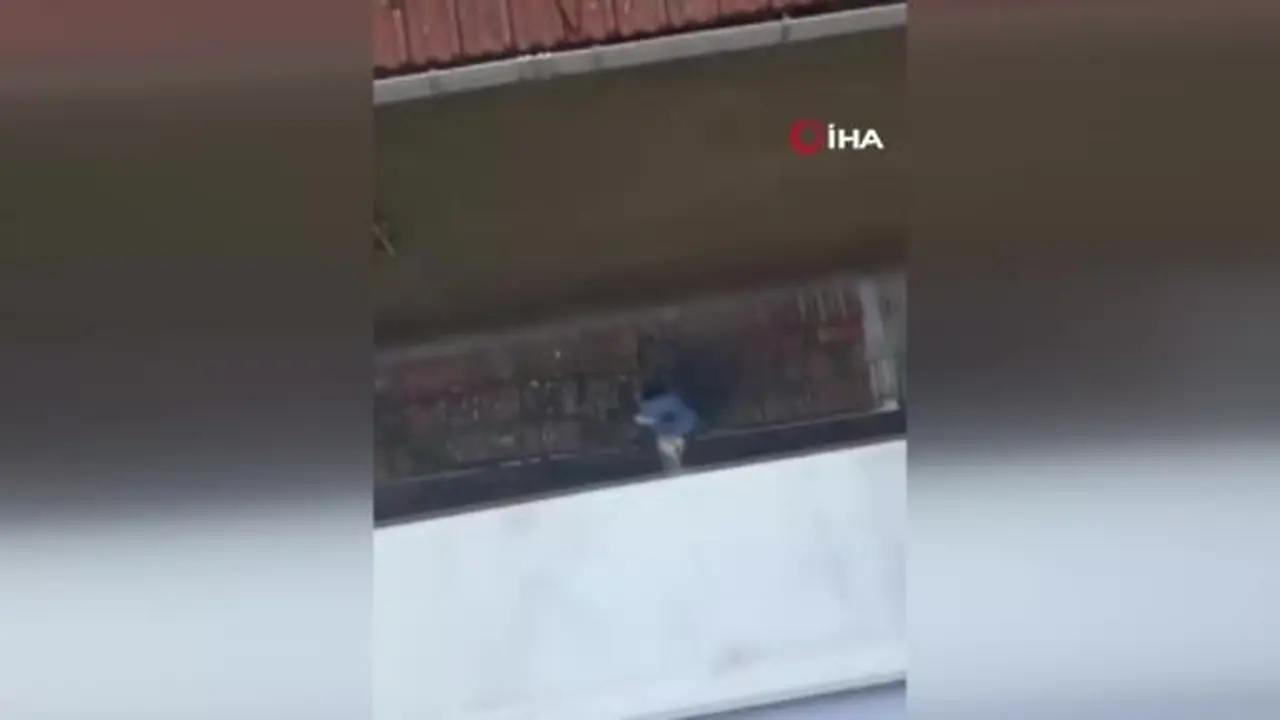Küçükçekmece’de sarkıttıkları çarşafla pencereden inmeye çalışan 2 çocuk 4’üncü kattan düşerek yaralandı