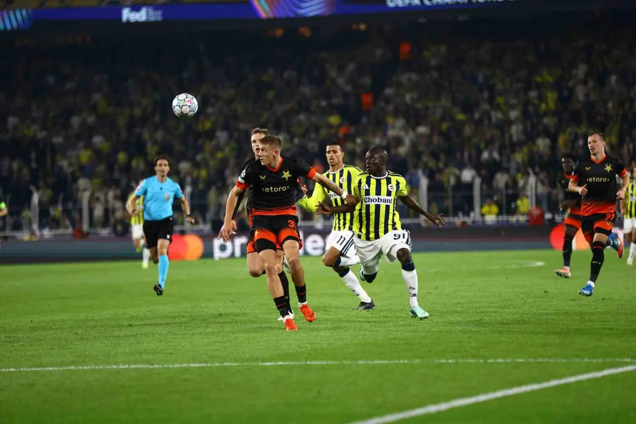 UEFA Şampiyonlar Ligi: Fenerbahçe: 2 - Slavia Prag: 1 (İlk yarı)
