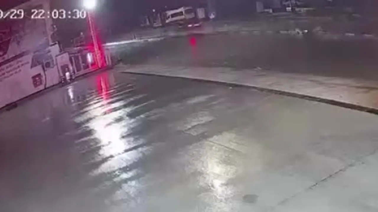 Su birikintisinden yavaş geçmek için fren yapınca zincirleme kaza yaşandı