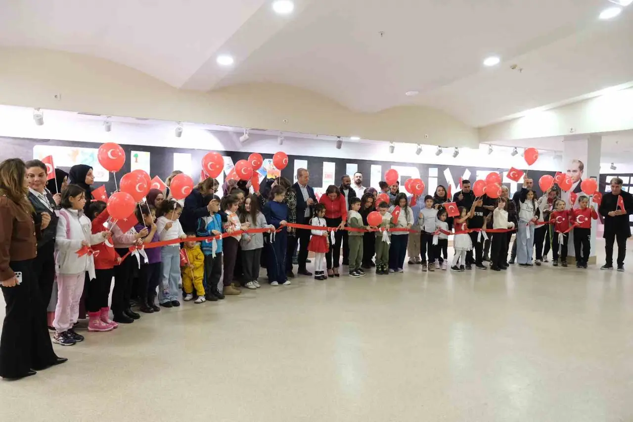 Minik ressamlar Cumhuriyet sevgisini resimleriyle anlattı