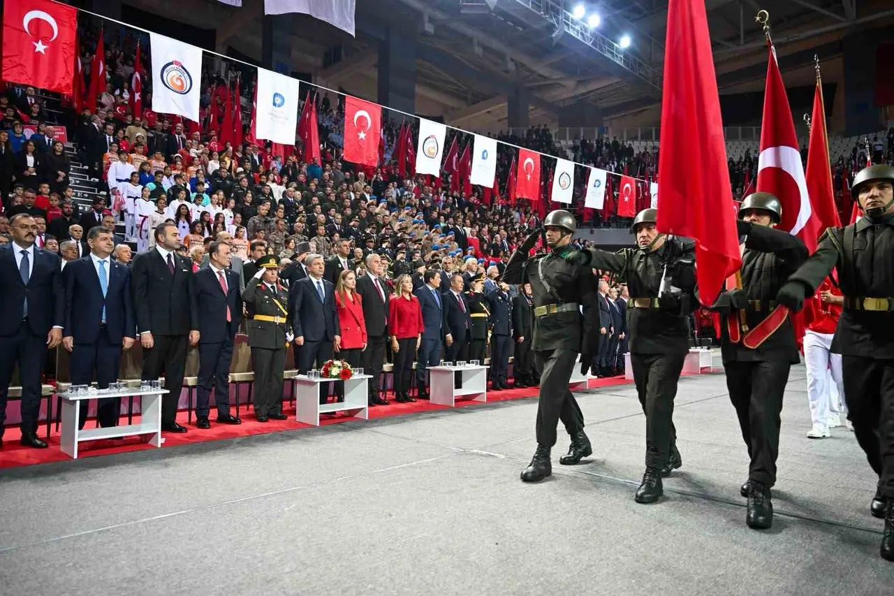 Antalya’da 29 Ekim 10 bin kişilik spor salonunda kutlandı