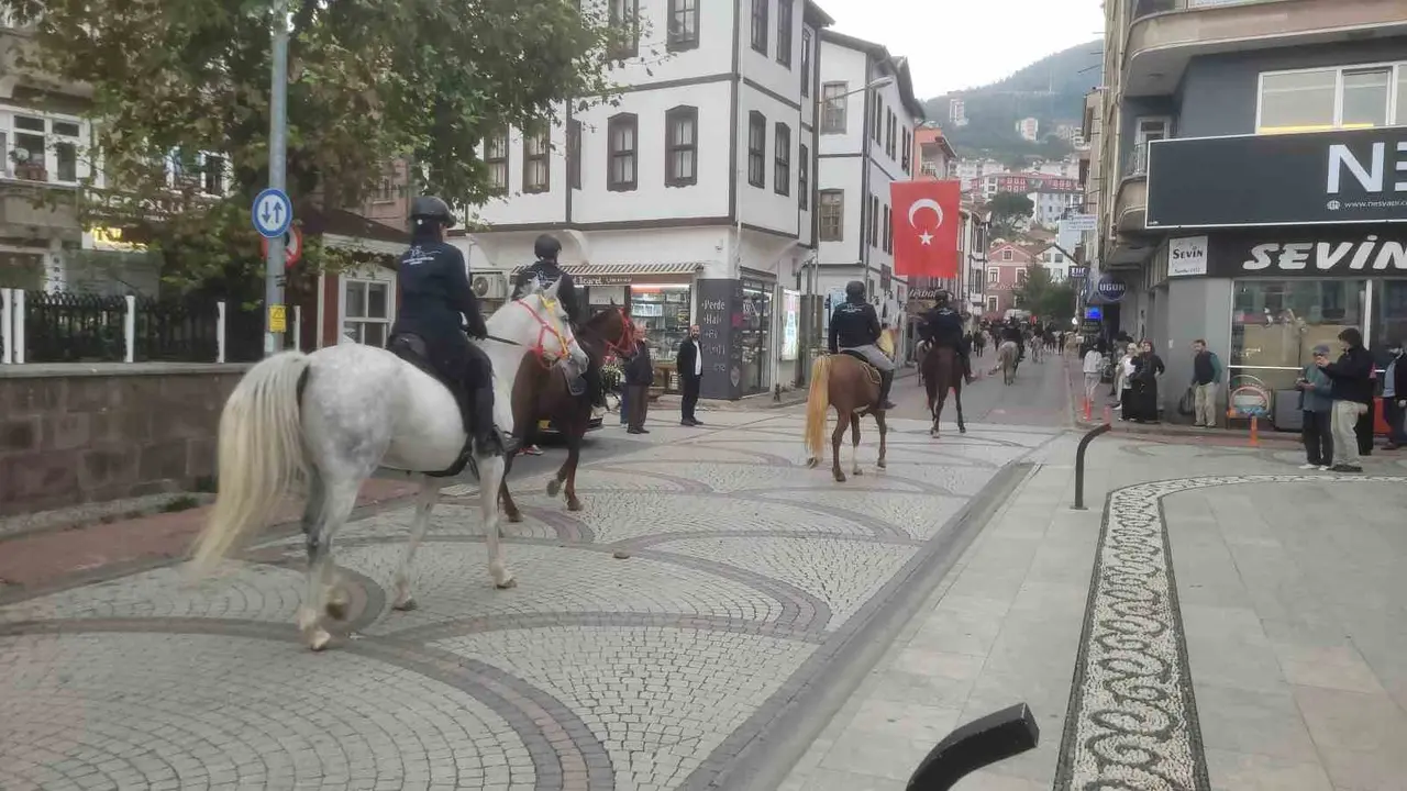 Cumhuriyet’in 103’üncü yıl dönümünde tarihi İstiklal Yolu’nu atlarla geçiyorlar