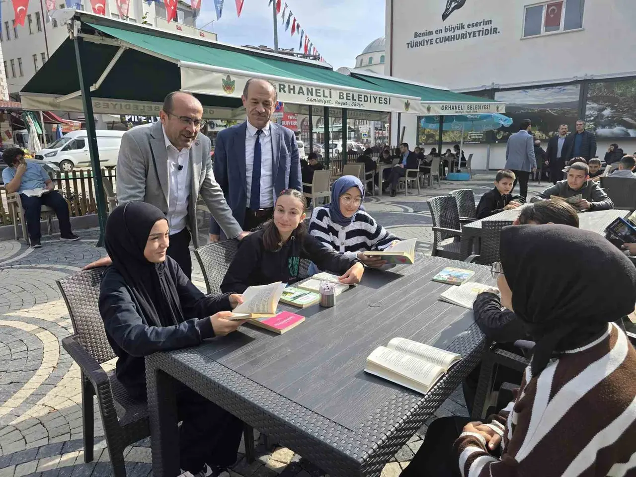 Başkan ve öğrencilerden kitap okuma seferberliği