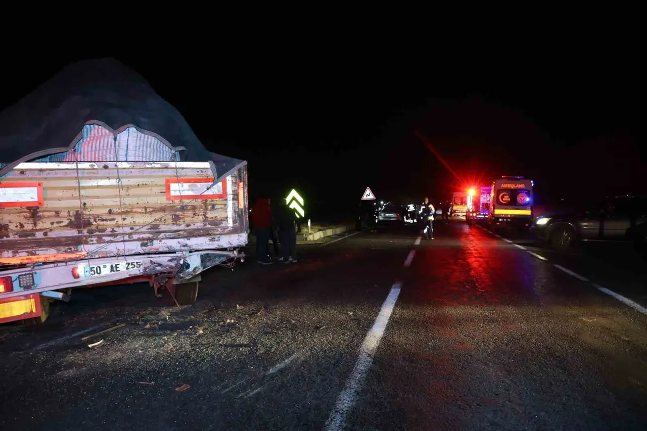 Nevşehir’de feci kaza: Otomobil tıra çarptı, 2 kişi hayatını kaybetti