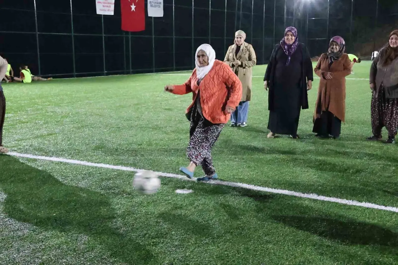 Başlama vuruşunu bastonlu teyzelerin yaptığı halı saha maçında kadınlar kıyasıya mücadele etti