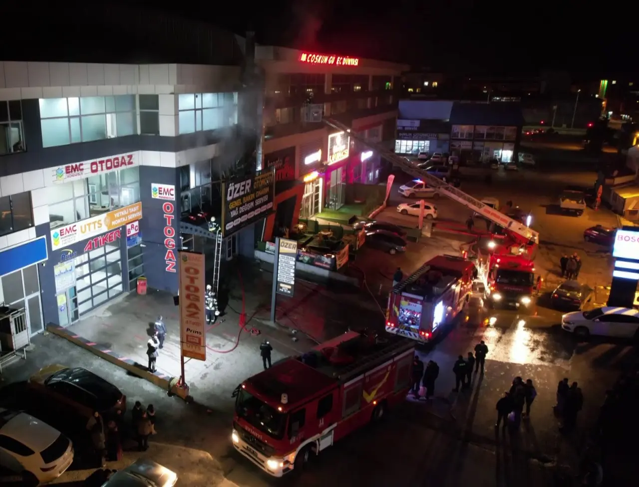 Erzurum’da sanayi sitesinde korkutan yangın: İtfaiye faciayı önledi