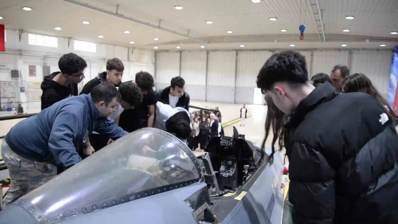 Öğrenciler kahraman havacılarla buluştu, savaşan şahinler Karadeniz’e havalandı