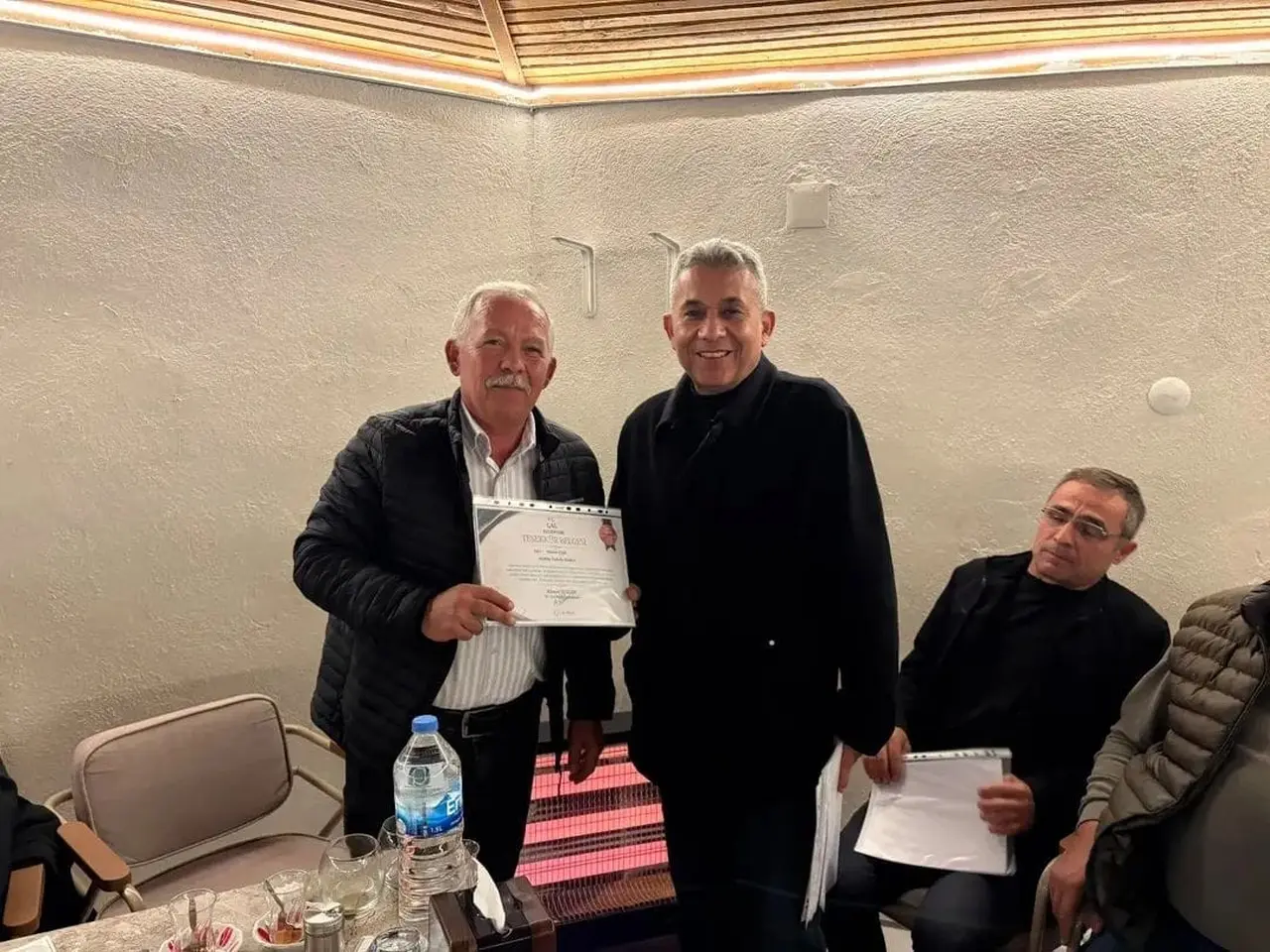 Çal Belediye Başkanı Ahmet Hakan, emekleri için muhtarlara teşekkür belgesi verdi
