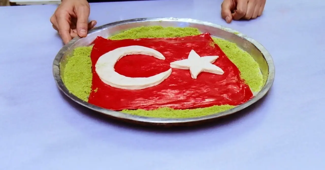 Cumhuriyet Bayramı’na özel ay yıldızlı katmer