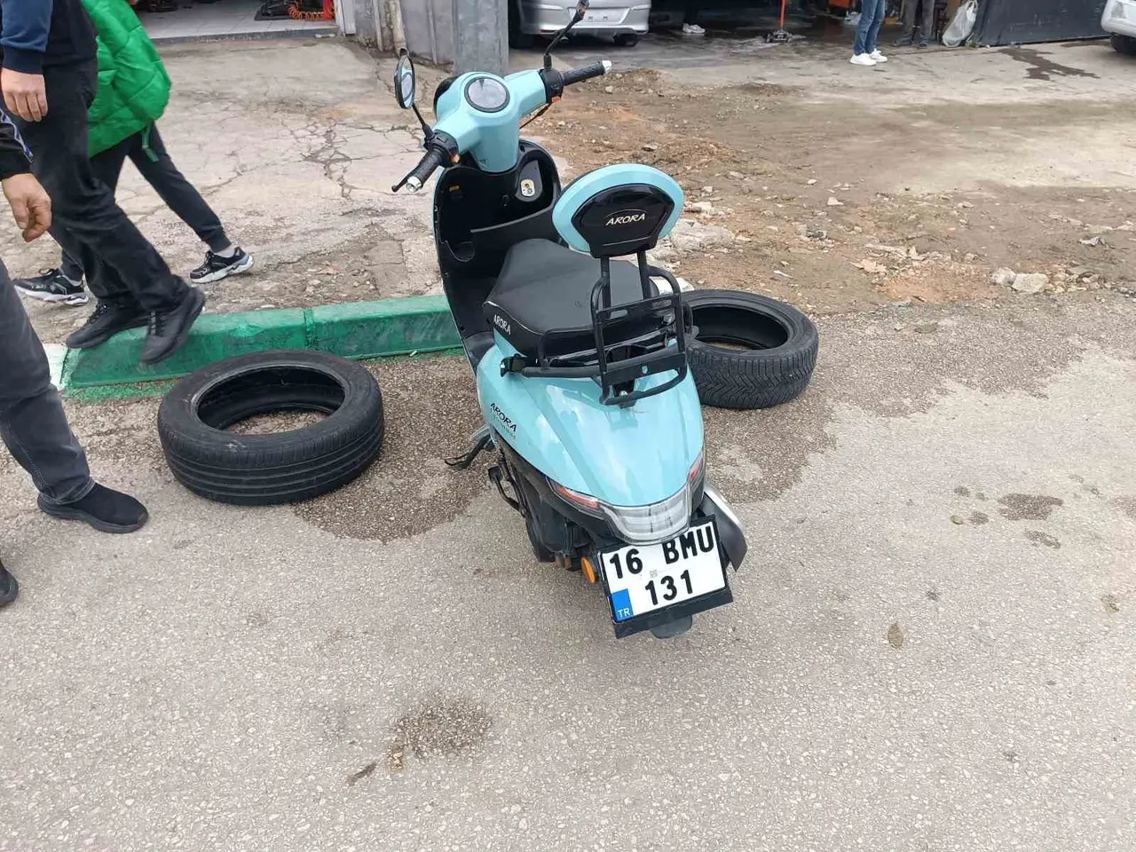 Motosiklet yayaya çarptı, ikisi de metrelerce sürüklendi; O anlar kamerada