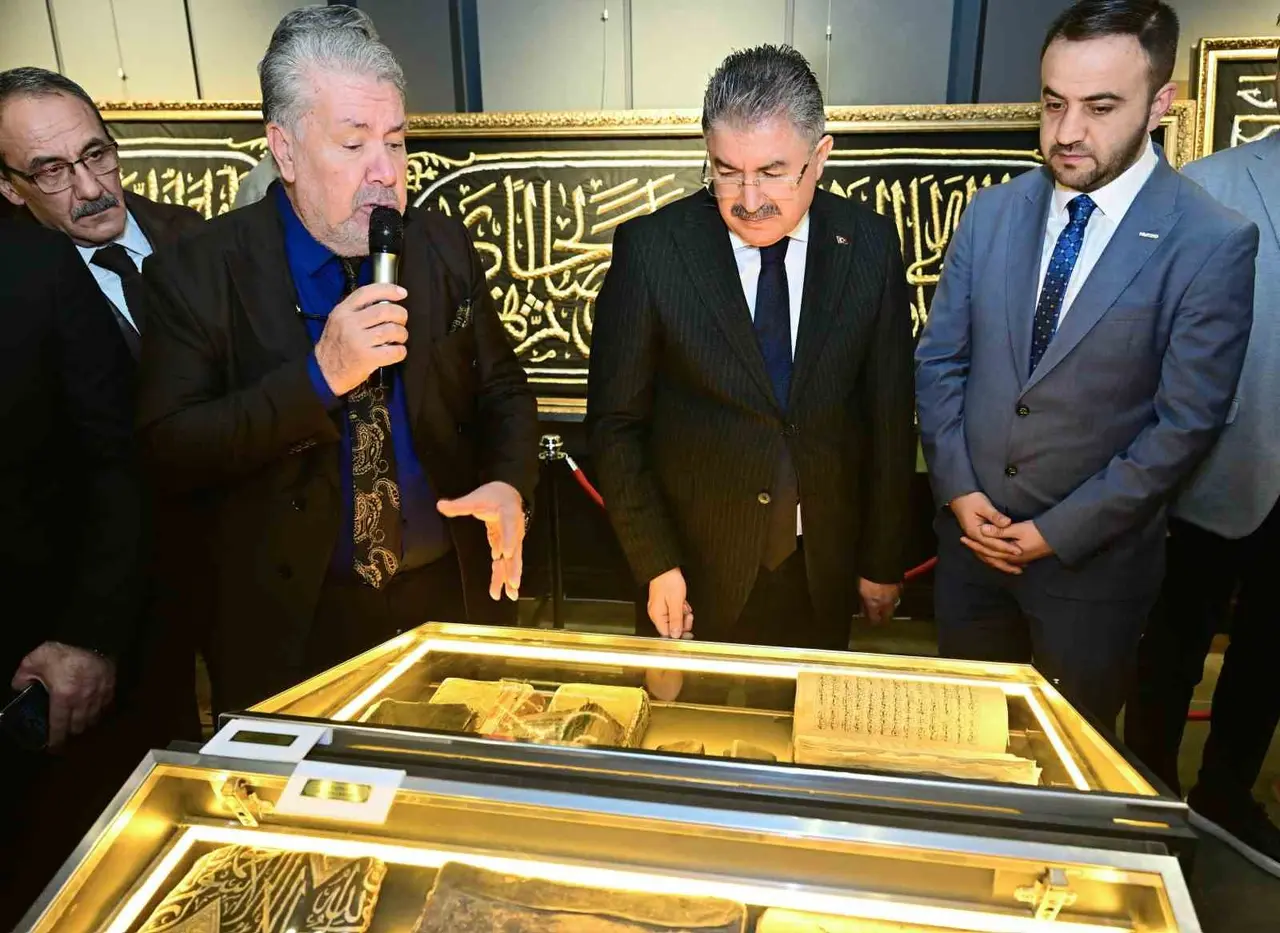 Mukaddes Emanetler ve Kâbe Örtüleri Sergisi açıldı