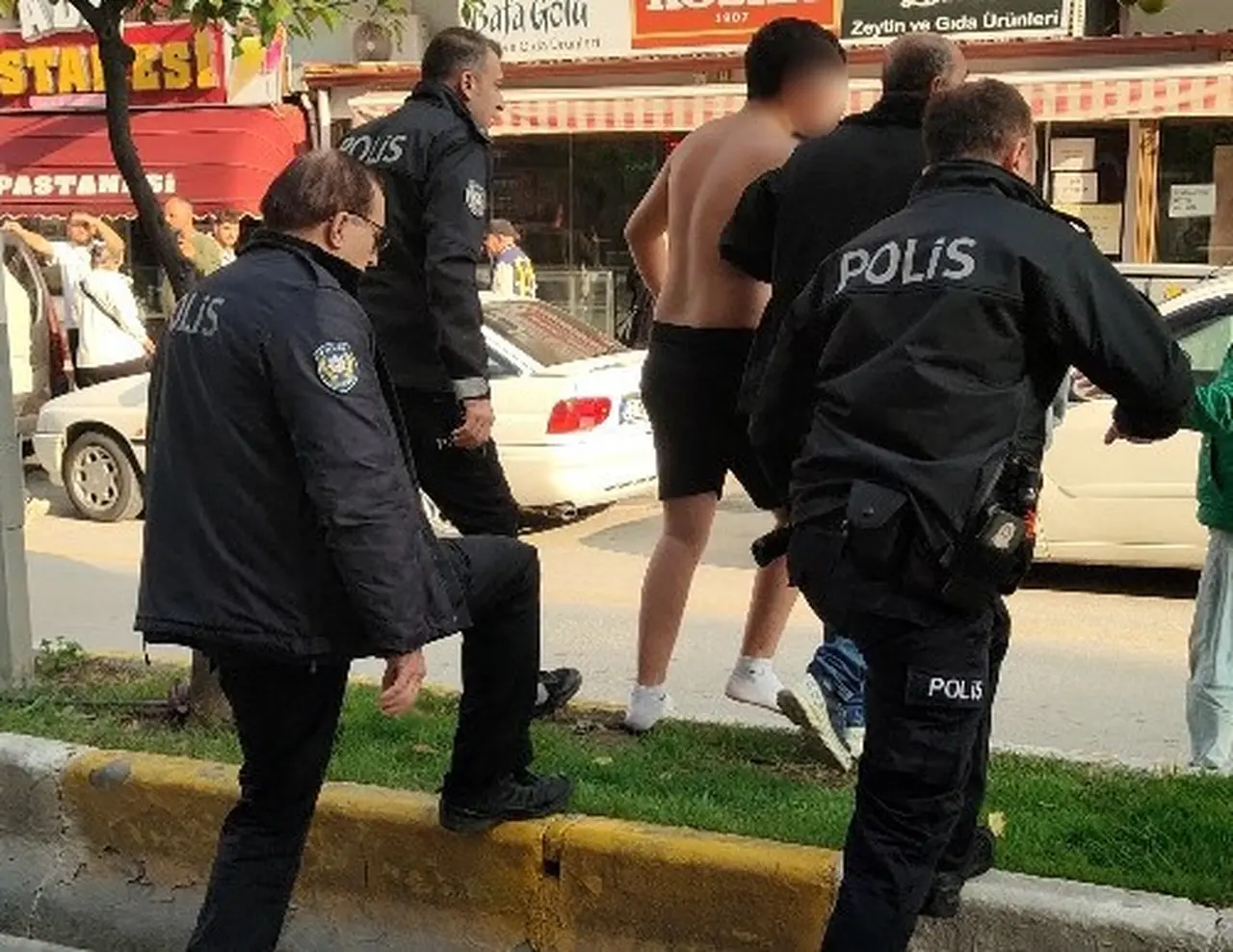 Kuşadası’nda bıçaklı panik