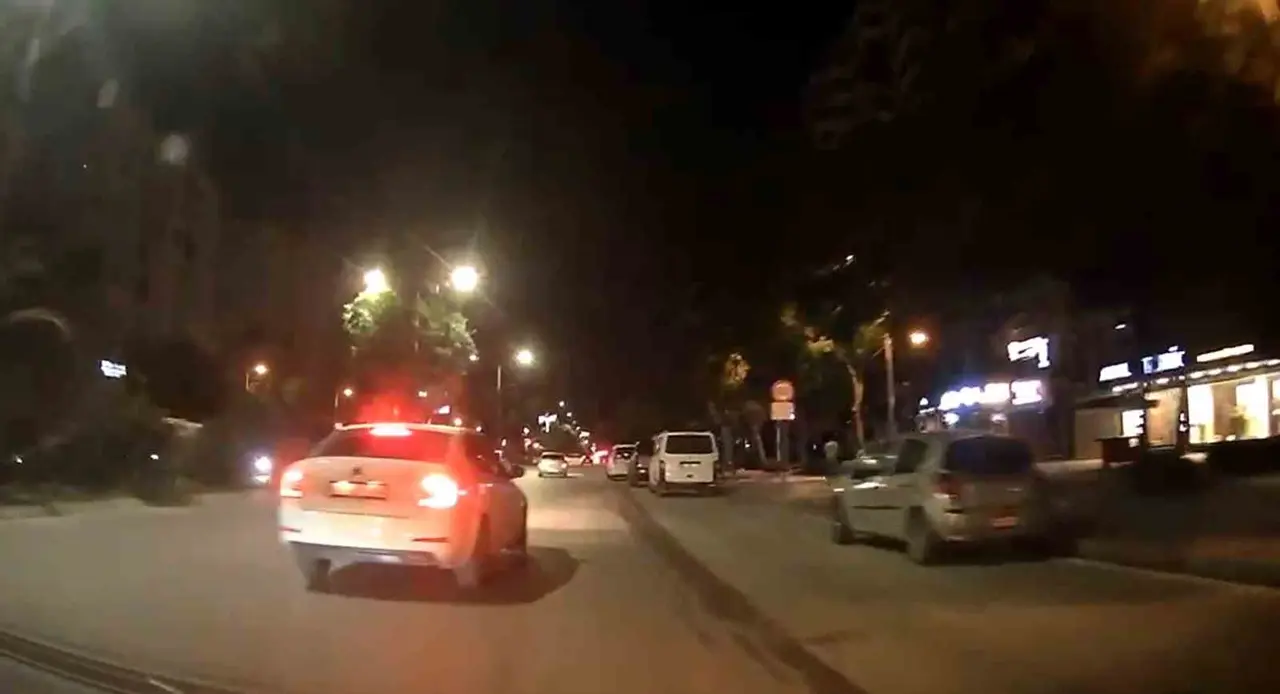 Yanından hızlıca geçen maganda sürücüyü uyardı, saldırıya uğradı