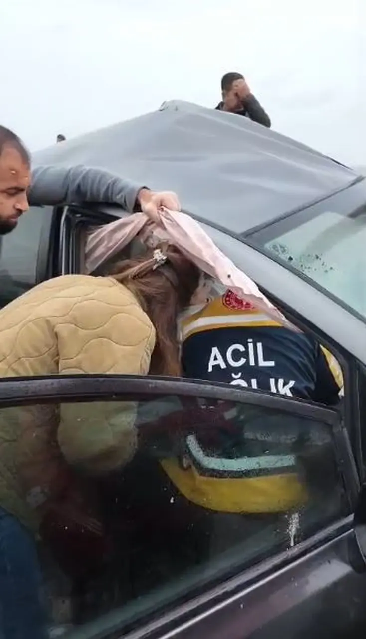Kazaya denk gelen doktor, yaralı sürücünün yardımına koştu