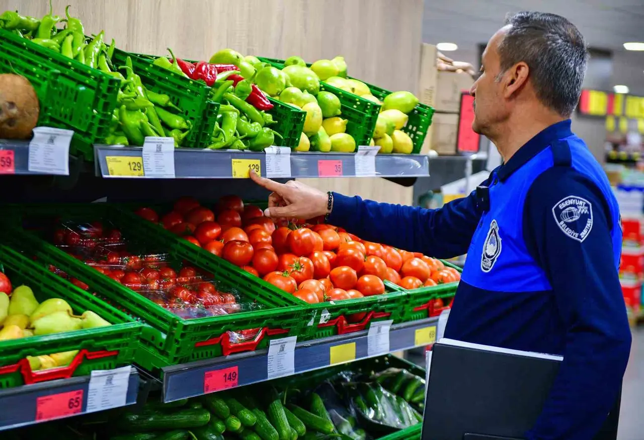 Esenyurt’ta marketlere sıkı denetim: Etiket fiyatları, son kullanma tarihleri ve hijyen şartları kontrol edildi