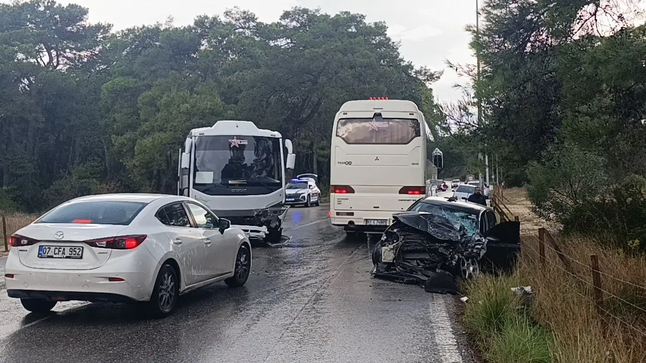 Otel servis midibüsü ile otomobil çarpıştı: 1 yaralı