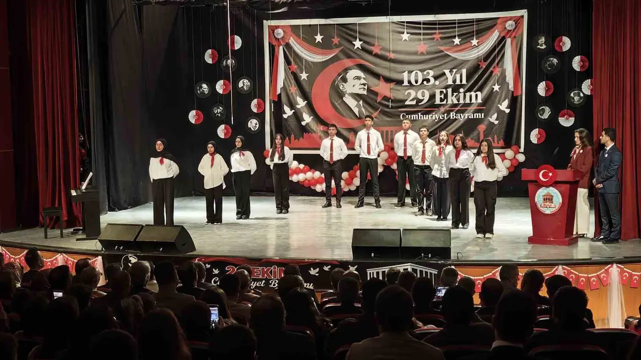 Ahlat’ta 29 Ekim Cumhuriyet Bayramı coşkusu
