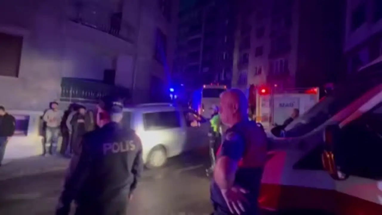 Zonguldak’ta 3 katlı bina çöktü: 1 kişi kurtarıldı, enkaz altındaki kişiyi kurtarma çalışmaları sürüyor