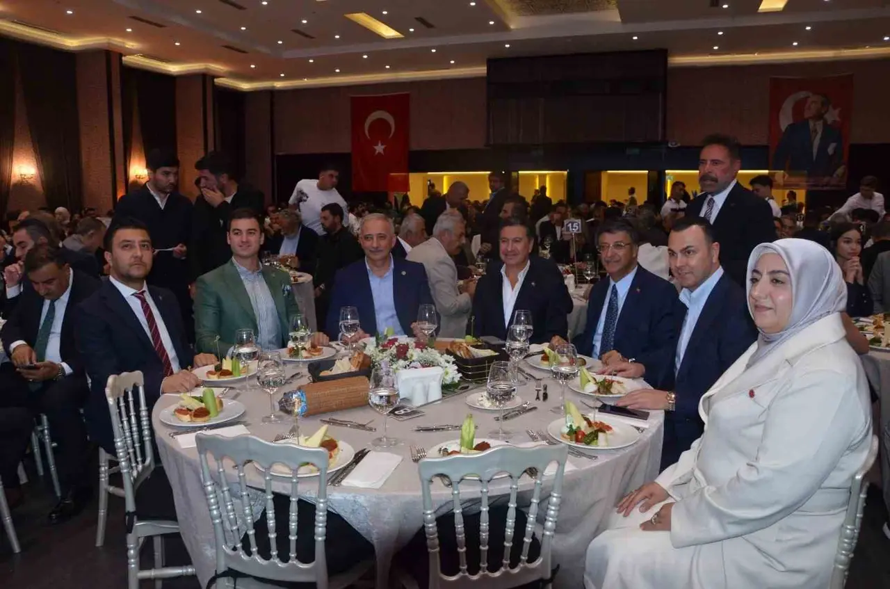 Vanlılar, gecelerini Bodrum AZKA Otel’de kutladı