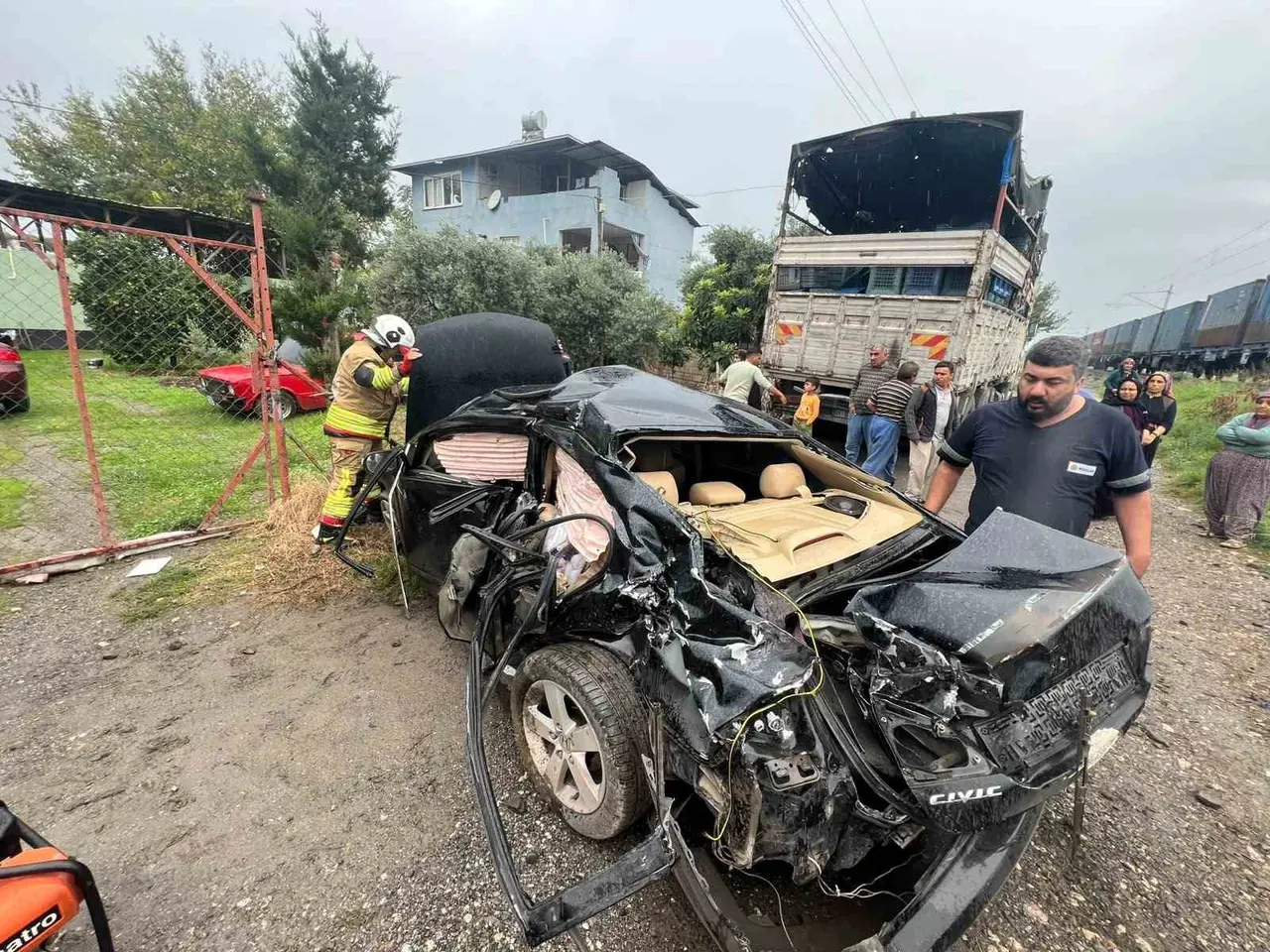 Trenin çarptığı otomobildeki 2 kişi yaralandı
