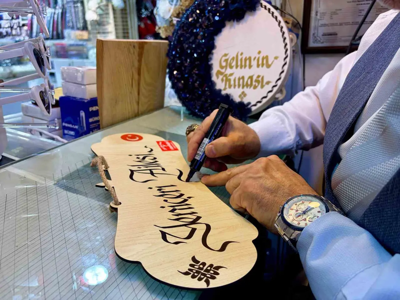 Yazmada güçlük çekiyordu, kaligrafi sanatında usta oldu