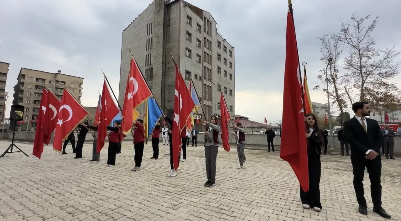 Yüksekova’da 110 metrelik dev bayrakla yürüyüş