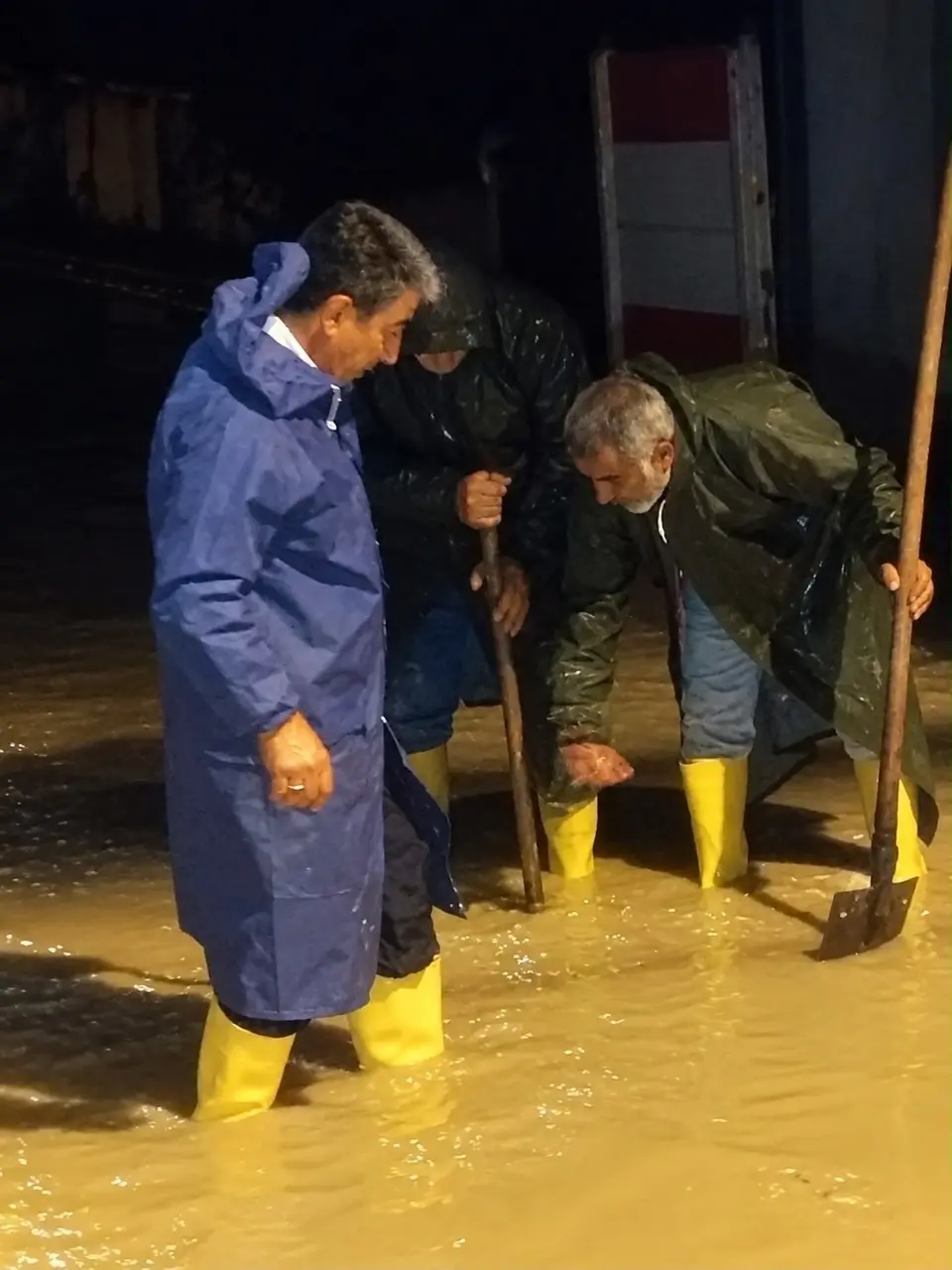 Sel felaketini yaşayan Yurtbaşı’nda Başkan Doğan ekiplerin başında sahaya indi