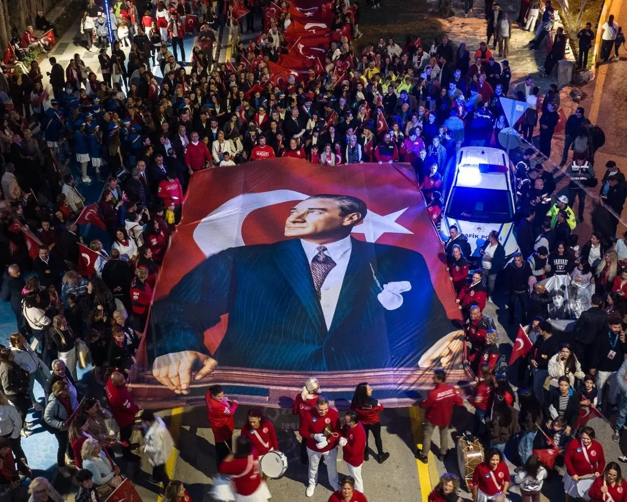 Kuşadası’nda 250 metrelik dev Türk bayrağı açıldı