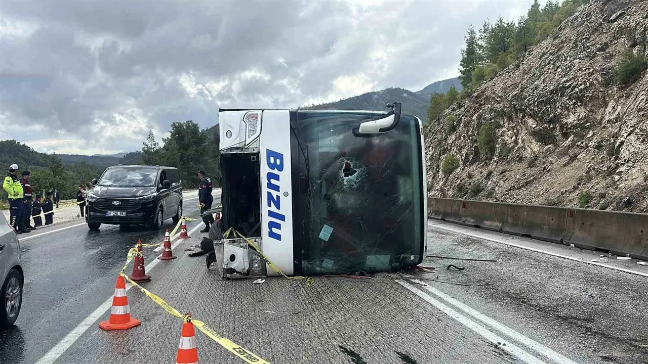 Burdur’da 1 kişinin öldüğü ve 8 kişinin yaralandığı otobüs kazasında sürücü tutuklandı