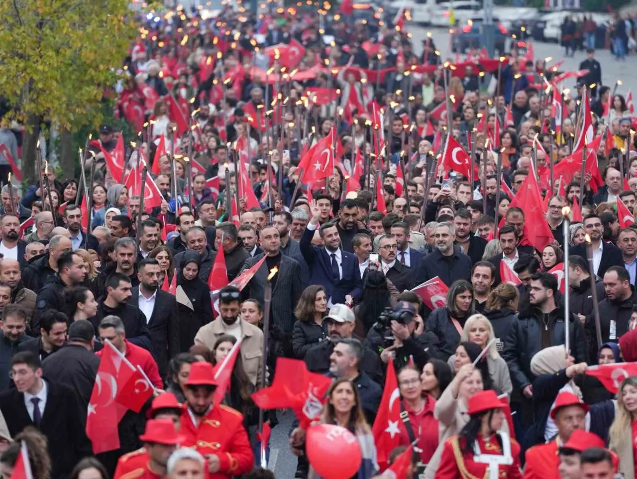 Ataşehir’de 29 Ekim coşkuyla kutlandı: "Ülkemizi Cumhuriyet’e yakışır şekilde ileri taşımaya devam edeceğiz"